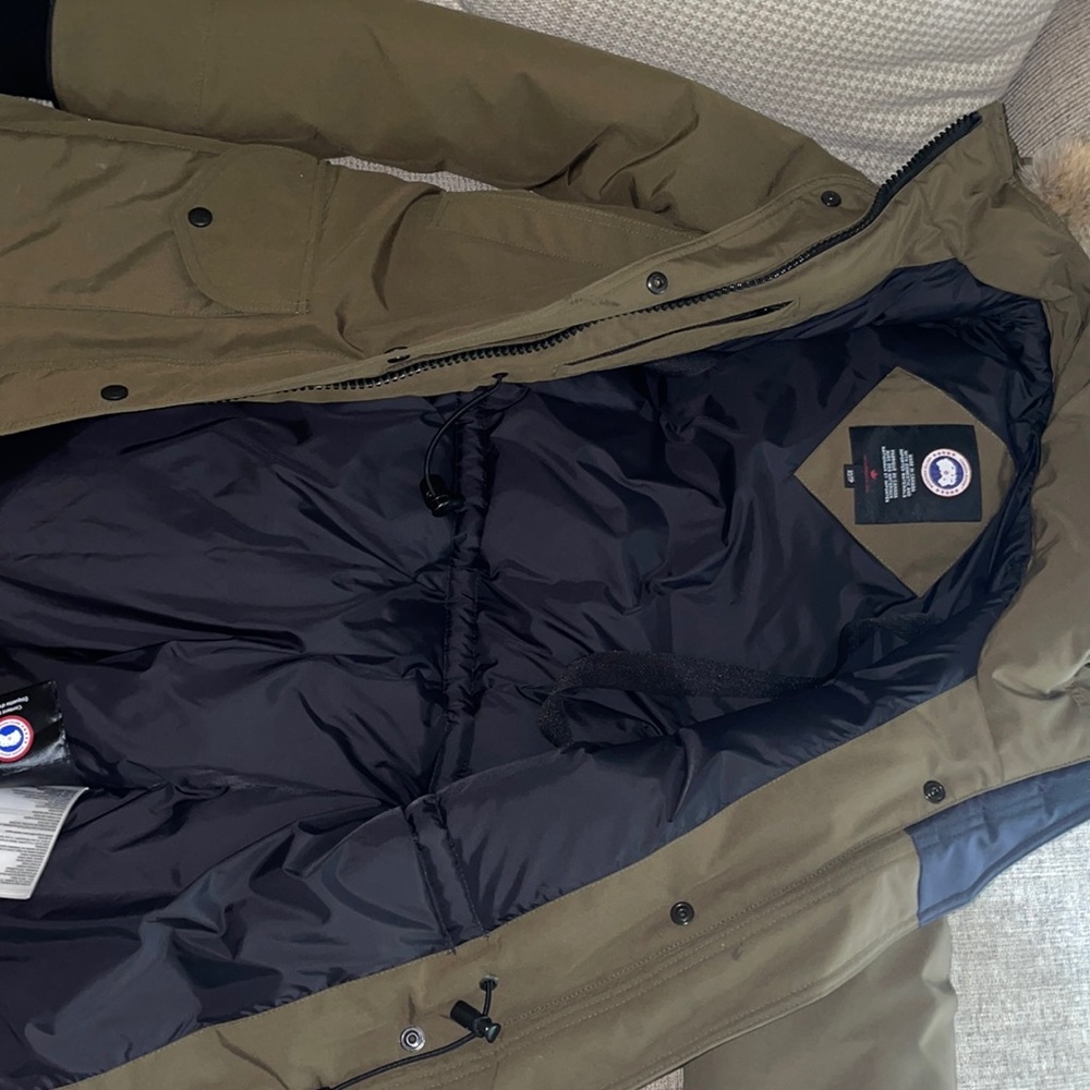 Canada goose women Xs good condition and very clean no stains no rips